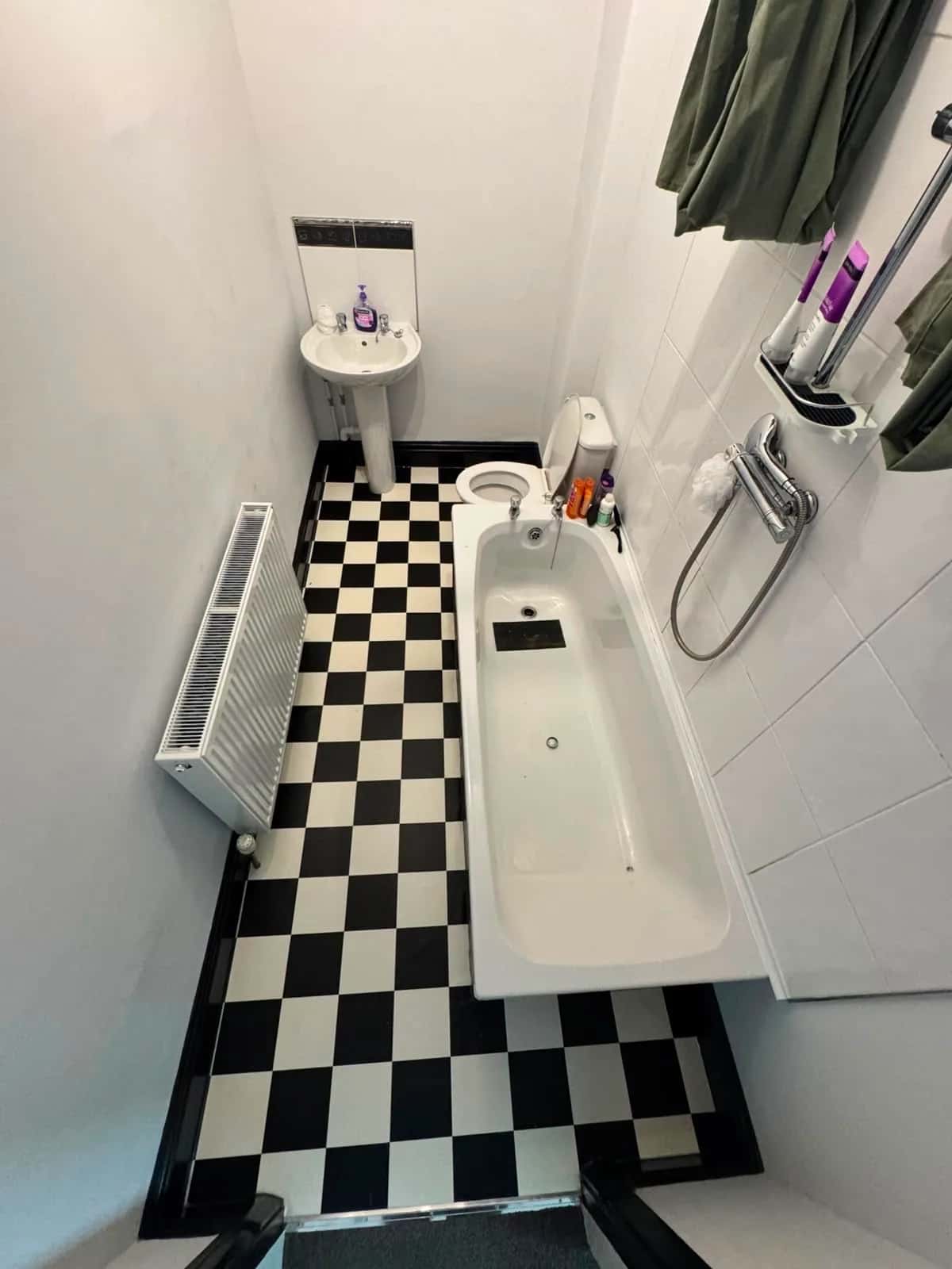 Chequerboard vinyl fitted around a bath